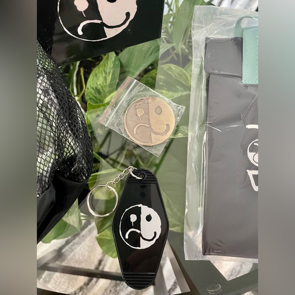 FALL OUT BOY VIP MERCH 🩵SO MUCH FOR(TOUR)DUST🩵 - Picture 2 of 9